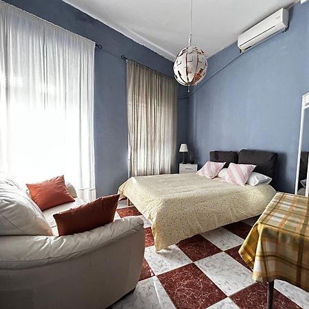 Santa Isabel Low Cost Rooms In Private House Seville Exterior photo