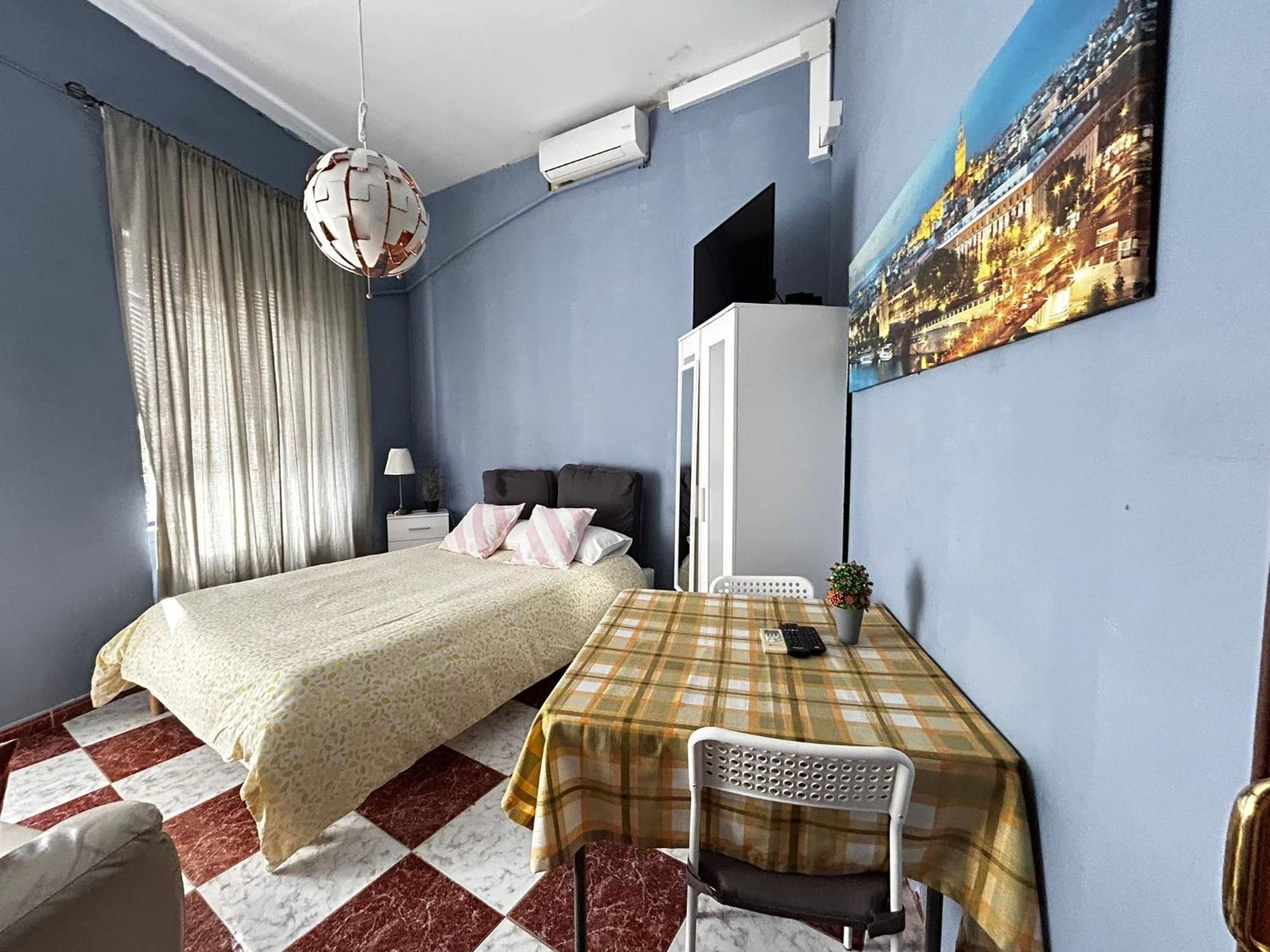 Santa Isabel Low Cost Rooms In Private House Seville Room photo