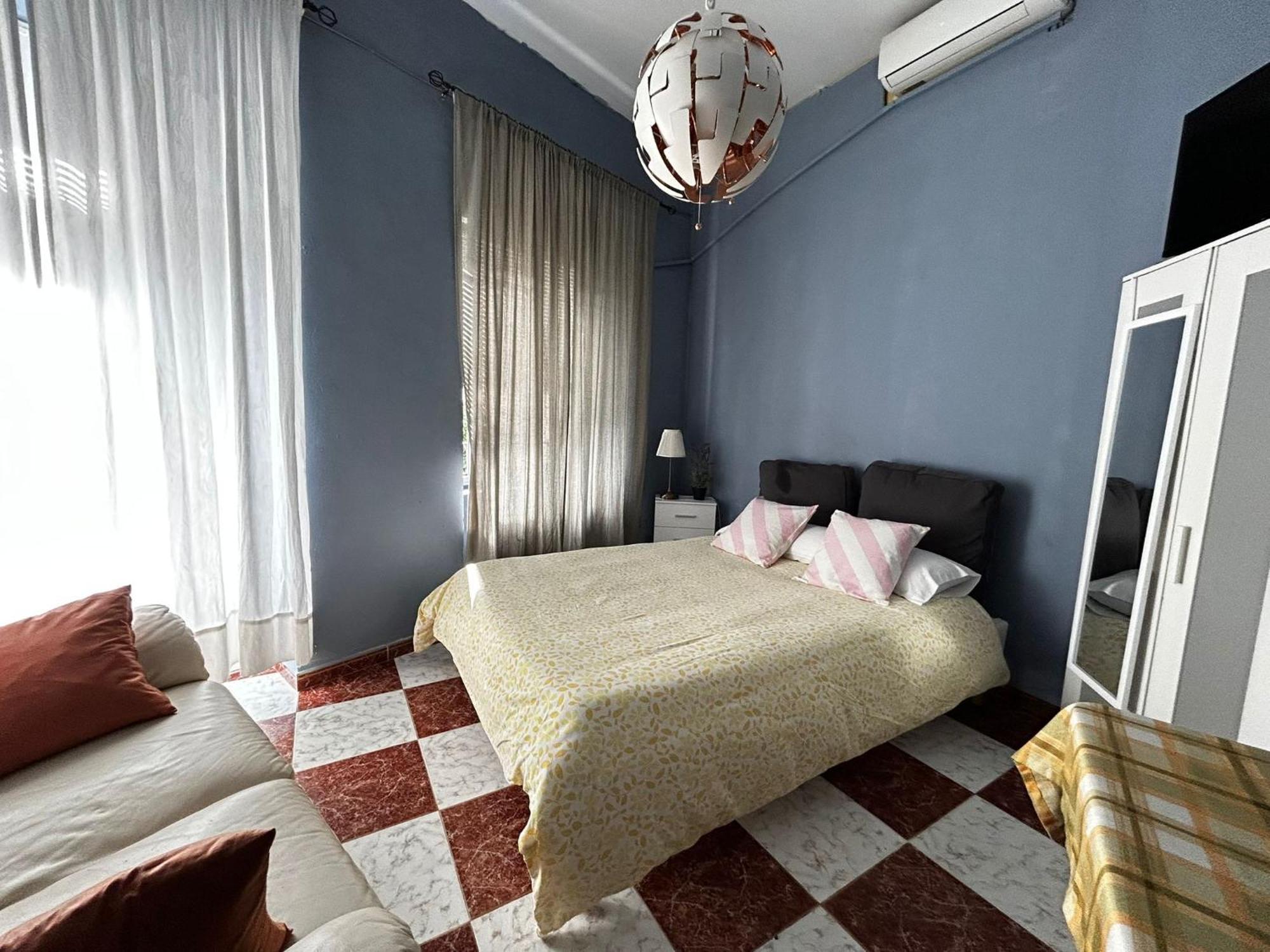 Santa Isabel Low Cost Rooms In Private House Seville Room photo