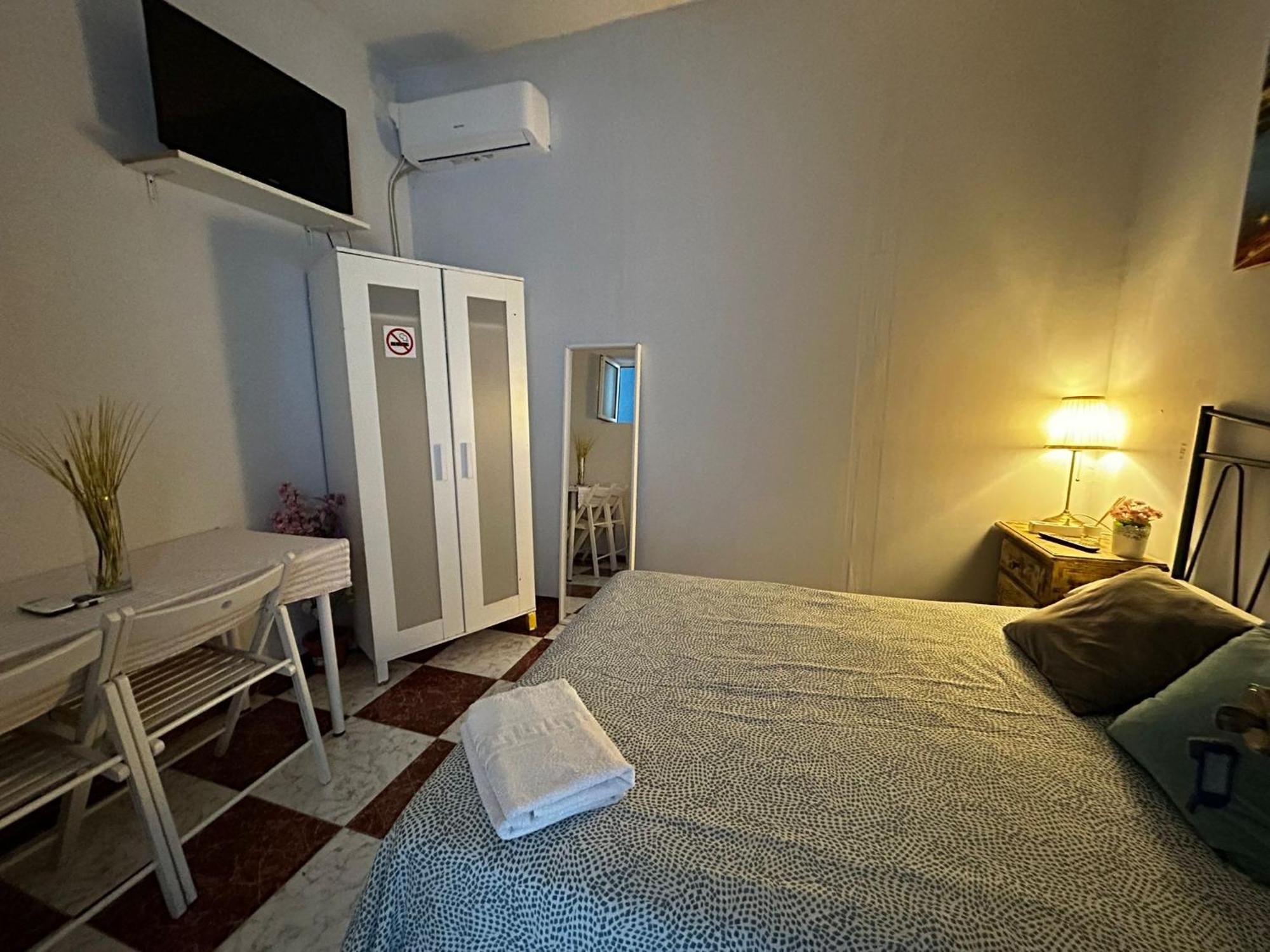Santa Isabel Low Cost Rooms In Private House Seville Exterior photo