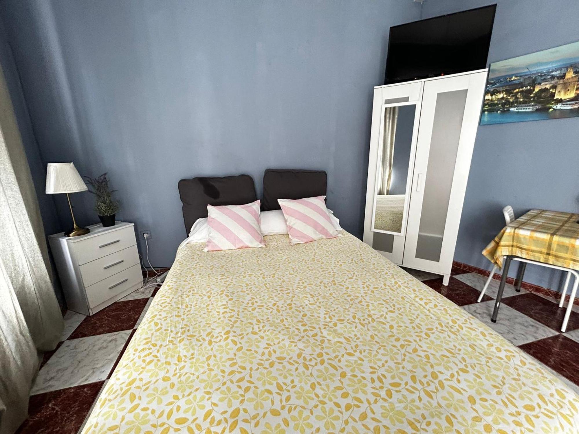 Santa Isabel Low Cost Rooms In Private House Seville Exterior photo