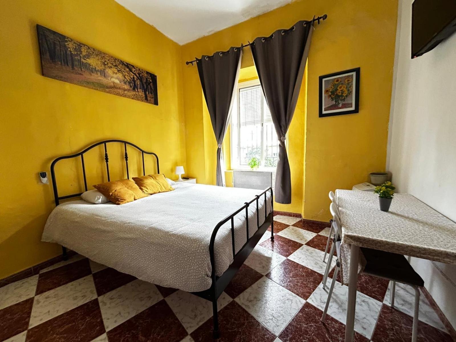 Santa Isabel Low Cost Rooms In Private House Seville Exterior photo