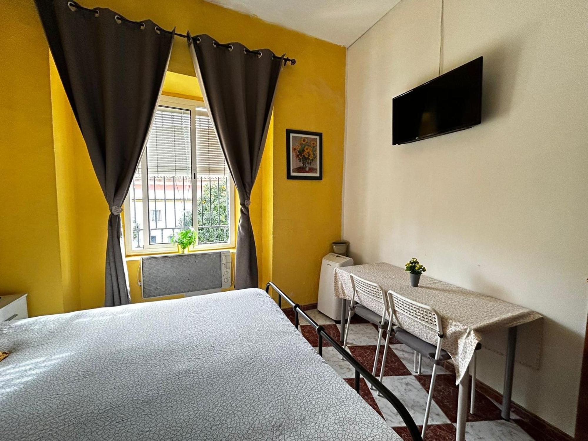 Santa Isabel Low Cost Rooms In Private House Seville Room photo